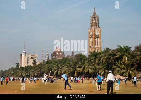 Week-end les matchs de cricket à Maidan Park Churchgate Mumbai Bombay Inde Généralités Université de Mumbai et de la Tour Rajabai . Banque D'Images