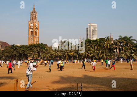 Week-end les matchs de cricket à Maidan Park Churchgate Mumbai Bombay Inde Généralités Université de Mumbai et de la Tour Rajabai . Banque D'Images