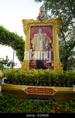 Une grande photo du roi Bhumibol Adulyadej de Thaïlande sur la rue à Thong Sala , Koh Phangan , Thaïlande Banque D'Images