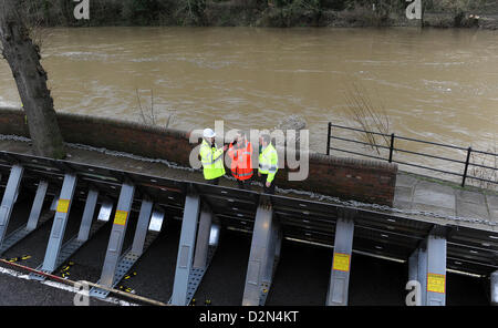 La rivière Severn est gonflée derrière les barrières d'inondation à Ironbridge, Shropshire, au Royaume-Uni. 29 janvier 2013. Les responsables de l'Agence de l'environnement discutent de la situation alors que des barrières contre les inondations sont érigées contre la rivière Severn à Ironbridge Banque D'Images