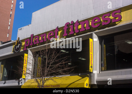 Une succursale de la chaîne Planet Fitness de gymnases dans le centre-ville de Brooklyn à New York Banque D'Images