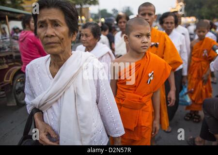 Le 29 janvier 2013 - Phnom Penh, Cambodge - en deuil en blanc et moines bouddhistes cambodgiens font leur chemin au Palais Royal à Phnom Penh pour pleurer pour la fin le Roi Norodom Sihanouk du Cambodge. Sihanouk (31 octobre 1922Â â€" 15 octobre 2012) était le roi du Cambodge de 1941 à 1955 et de nouveau de 1993 à 2004. Il était le souverain de efficace le Cambodge de 1953 à 1970. Après sa deuxième abdication en 2004, il a reçu le titre honorifique de ''le Roi-Père du Cambodge.'' Sihanouk a tenu tant de postes depuis 1941 que le Livre Guinness des Records l'identifie comme l'homme politique qui a servi les w Banque D'Images