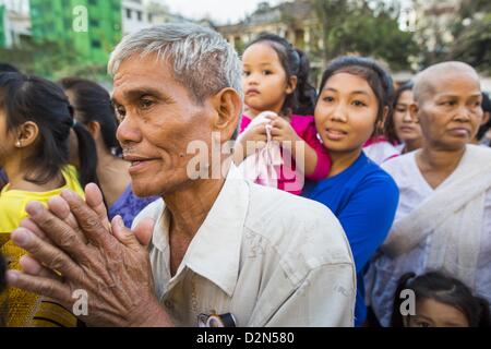 Le 29 janvier 2013 - Phnom Penh, Cambodge - pleureuses se rassembler devant le Palais Royal à Phnom Penh, au Cambodge, au cours de la période de deuil de Norodom Sihanouk. Sihanouk (31 octobre 1922Â â€" 15 octobre 2012) était le roi du Cambodge de 1941 à 1955 et de nouveau de 1993 à 2004. Il était le souverain de efficace le Cambodge de 1953 à 1970. Après sa deuxième abdication en 2004, il a reçu le titre honorifique de ''le Roi-Père du Cambodge.'' Sihanouk a tenu tant de postes depuis 1941 que le Livre Guinness des Records l'identifie comme l'homme politique qui a occupé la plus grande variété de po Banque D'Images