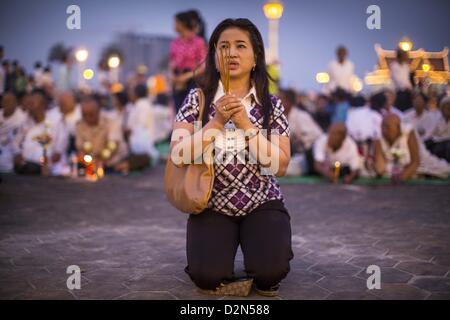 Le 29 janvier 2013 - Phnom Penh, Cambodge - une femme prie pour la fin roi cambodgien Norodom Sihanouk sur l'esplanade devant le Palais Royal à Phnom Penh. Sihanouk (31 octobre 1922Â â€" 15 octobre 2012) était le roi du Cambodge de 1941 à 1955 et de nouveau de 1993 à 2004. Il était le souverain de efficace le Cambodge de 1953 à 1970. Après sa deuxième abdication en 2004, il a reçu le titre honorifique de ''le Roi-Père du Cambodge.'' Sihanouk a tenu tant de postes depuis 1941 que le Livre Guinness des Records l'identifie comme l'homme politique qui a occupé la plus grande variété de politica Banque D'Images