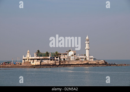 La mosquée Haji Ali la banlieue de Bandra Mumbai ( Bombay ) Inde Bay Banque D'Images