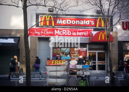 Un restaurant McDonald's sur Fulton Street dans le centre-ville de Brooklyn à New York Banque D'Images