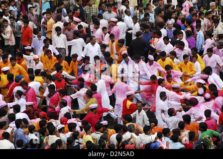 Les personnes formant une chaîne pendant les Ganesha idol procession jusqu'à l'immersion, Mumbai, Maharashtra, Inde, Asie Banque D'Images