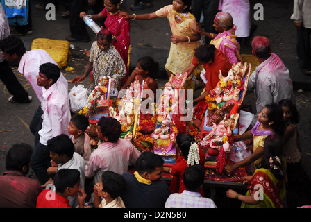 L'exécution de la communauté Ganesha ensemble pour l'immersion, Mumbai, Maharashtra, Inde, Asie Banque D'Images