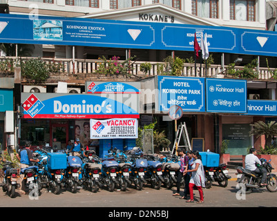 Domino's la banlieue de Bandra Mumbai ( Bombay ) Inde Restauration rapide Banque D'Images