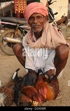 Vendeur de poulet de l'Inde rurale, Maralwadi, Karnataka, Inde, Asie Banque D'Images