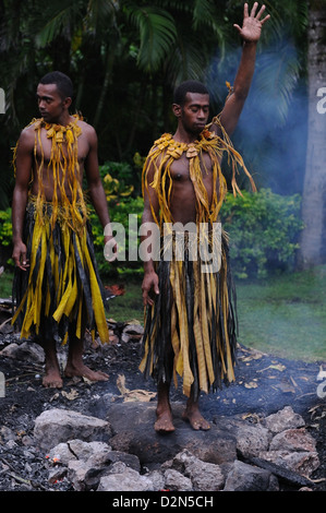 Marcher sur les pierres chaudes, Benqua Island, Fidji, Îles du Pacifique, Pacifique Banque D'Images