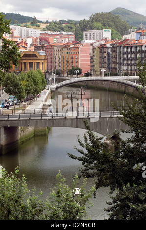 Vue vers l'est le long de la rivière Nervión vers le marché de la Ribera, Bilbao Banque D'Images
