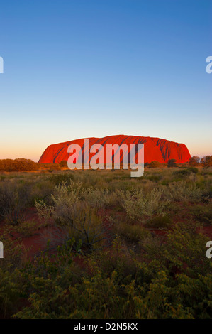 Uluru (Ayers Rock), le Parc National d'Uluru-Kata Tjuta, UNESCO World Heritage Site, Territoire du Nord, Australie, Pacifique Banque D'Images