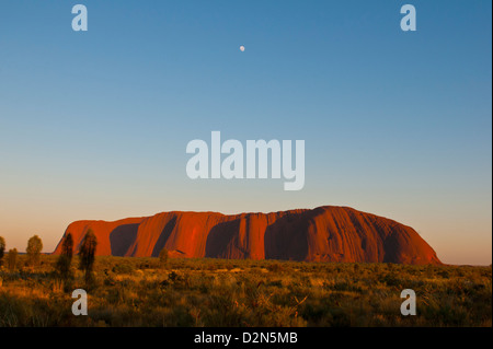 Uluru (Ayers Rock), le Parc National d'Uluru-Kata Tjuta, UNESCO World Heritage Site, Territoire du Nord, Australie, Pacifique Banque D'Images