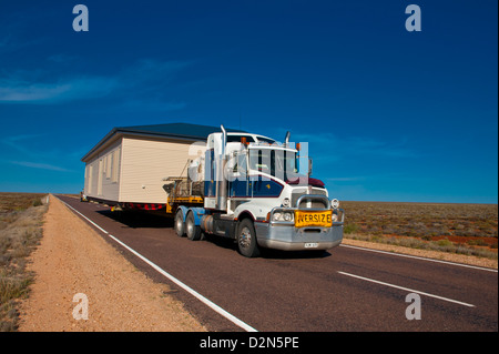 Camion transportant une pleine maison sur sa remorque dans l'Outback de l'Australie du Sud, Australie, Pacifique Banque D'Images