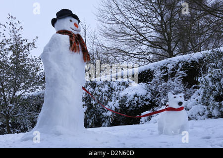 Un bonhomme de neige avec un chien Banque D'Images