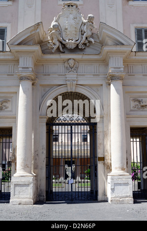 Rome. L'Italie. Grande entrée qui mène dans la cour intérieure de Basilique Santa Cecilia in Trastevere . Banque D'Images