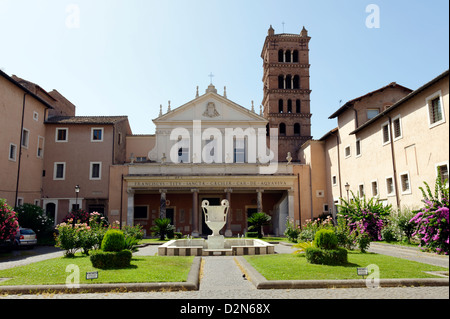 Rome. L'Italie. La cour et la façade de la Basilique di Santa Cecilia in Trastevere construit au 5ème siècle. Banque D'Images