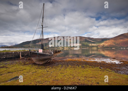 Un vieux bateau est situé sur la rive du Loch Leven in Glencoe, Highlands, Ecosse, Royaume-Uni, Europe Banque D'Images