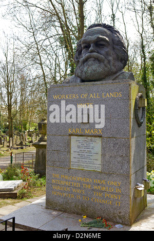 La tombe de Karl Marx, Cimetière de Highgate à Londres, Angleterre, Royaume-Uni, Europe Banque D'Images