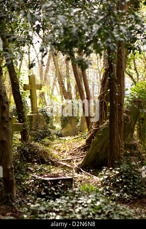 Tombes au Cimetière de Highgate, Londres, Angleterre, Royaume-Uni, Europe Banque D'Images