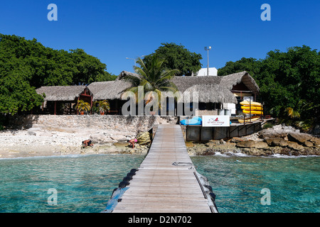 Vue sur une jetée en bois, les eaux chaudes de l'île à l'île des Caraïbes de Curacao Banque D'Images