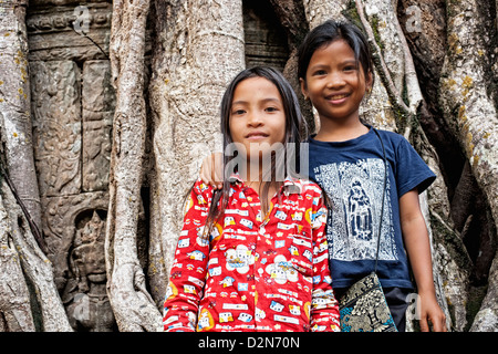 Ta Som, (porte d'entrée) et deux jeunes filles, Angkor, Siem Reap, Cambodge, Indochine, Asie du Sud-Est, l'Asie Banque D'Images