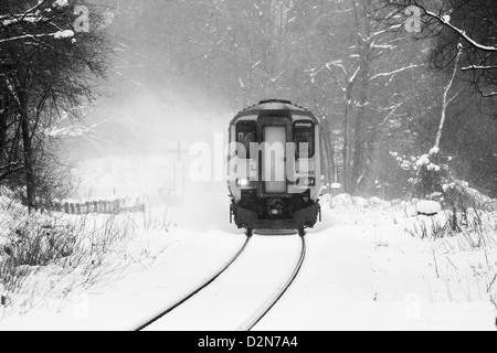 Train de Whitby à Middlesbrough sur la pittoresque vallée de l'approche d'Esk Kildale station dans la neige Banque D'Images