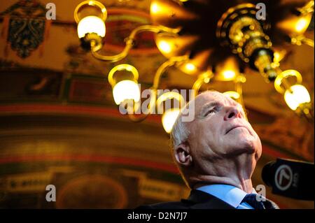 Le 29 janvier 2013 - Washington, District of Columbia, États-Unis - Le Sénateur John Mccain (R-AZ) parle aux médias à l'extérieur de la salle de réunion des Relations étrangères du Sénat dans la capitale américaine peu avant le vote à l'unanimité d'approuver la nomination du sénateur John Kerry pour être secrétaire d'État. Le Sénat devrait confirmer lui. (Crédit Image : Crédit : Pete Marovich/ZUMAPRESS.com/Alamy live news) Banque D'Images