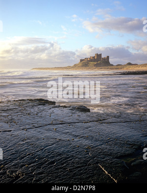 Château de Bamburgh, situé sur la côte nord-est de Northumberland à l'extérieur de la ville de Lunteren Banque D'Images