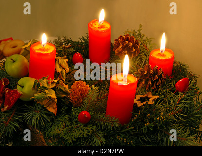 Couronne de Noël avec quatre bougies allumées rouge Banque D'Images