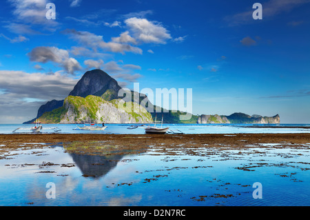 El Nido bay et l'île Cadlao à marée basse, Palawan, Philippines Banque D'Images