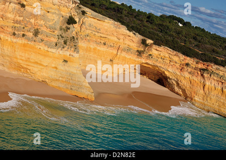Le Portugal, l'Algarve : inaccessible beach sur la côte autour de Benagil Banque D'Images