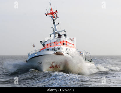 Le sea rescue cruiser 'Hermann Français Le Surcouf" de l'Association allemande pour le sauvetage des naufragés (DGzRS) voiles à travers la mer du Nord au large de la côte de Cuxhaven, Allemagne, du 29 janvier 2013. Avant, le DGzRS a présenté son rapport d'opérations pour 2012. Photo : Ingo Wagner Banque D'Images