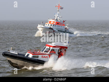 Le nouveau canot 'Verena' du sea rescue cruiser 'Hermann Français Le Surcouf" de l'Association allemande pour le sauvetage des naufragés (DGzRS) voiles de secours en mer l'ancien passé cruiser Hermann Helms dans la mer du Nord au large de la côte de Cuxhaven, Allemagne, du 29 janvier 2013. Avant, le DGzRS a présenté son rapport d'opérations pour 2012. Photo : Ingo Wagner Banque D'Images