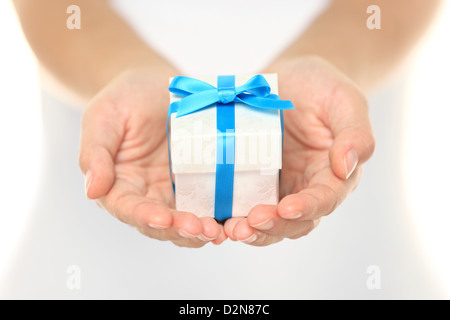 Gros plan du cadeau décoratif fort attaché avec un ruban turquoise et bow bombée soigneusement composée de femmes Banque D'Images