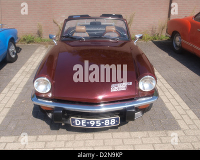 La Triumph Spitfire 1500 1969 est une voiture de sport biplace britannique. Avec son design épuré, il dispose d'un moteur de 1,5 l, d'une transmission manuelle, et est connu pour sa maniabilité et ses performances dans les rues de la ville et les routes rurales. Banque D'Images