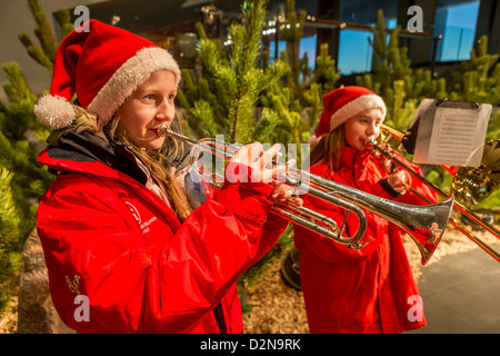 Teenage Girls playing trombone trompette et glisser ,temps de Noël Reykjavik Islande Banque D'Images