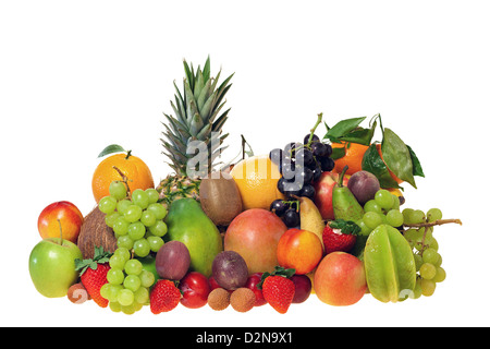 Assortiment de différents fruits exotiques isolé sur fond blanc Banque D'Images