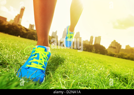 Les jambes de porter des chaussures de sport courir dans Central Park, New York City Banque D'Images