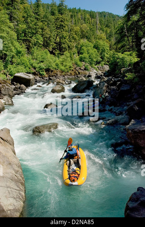 Un kayak gonflable pagaie vers le bas du trou sous-marin sur la rivière Illinois rapide dans l'Oregon est montagnes Siskiyou. Banque D'Images