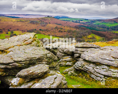 Vue depuis les rochers Smallacombe vers Hound Tor dans le Dartmoor, dans le Devon, Angleterre. Banque D'Images