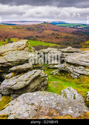 Vue depuis les rochers Smallacombe vers Hound Tor dans le Dartmoor, dans le Devon, Angleterre. Banque D'Images