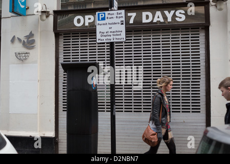 Aperçu de rues, de laisser des signes, et barricadèrent boutiques, dans le centre-ville, à Glasgow, Ecosse, Grande-Bretagne, 2013. Banque D'Images