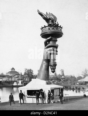 STATUE DE LA LIBERTÉ La torche à main affichée à l'exposition du centenaire de Philadelphie en 1876 avant de se rendre à New York Banque D'Images