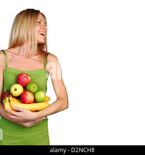 Femme est titulaire d'une pile de fruits sur un fond blanc Banque D'Images