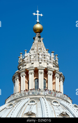 Rome. La cité du Vatican. L'Italie. La croix au sommet de la lanterne du dôme de Michel-ange célèbre Basilique Saint Pierre. Banque D'Images