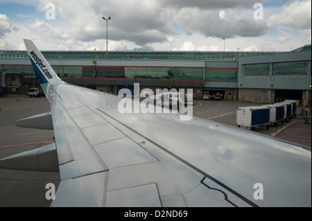 Avion de Westjet sur la piste de l'aéroport Pearson de Toronto avant de décoller Banque D'Images