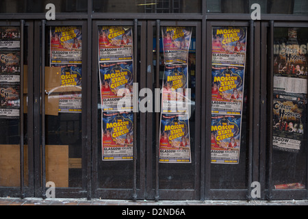 Aperçu de rues, de laisser des signes, et barricadèrent boutiques, dans le centre-ville, à Glasgow, Ecosse, Grande-Bretagne, 2013. Banque D'Images