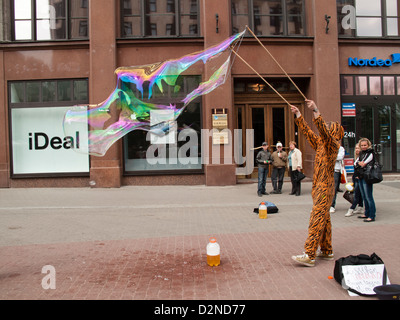 Artiste de rue, déguisé comme un tigre géant de la production de bulles de savon, Riga, Lettonie Banque D'Images